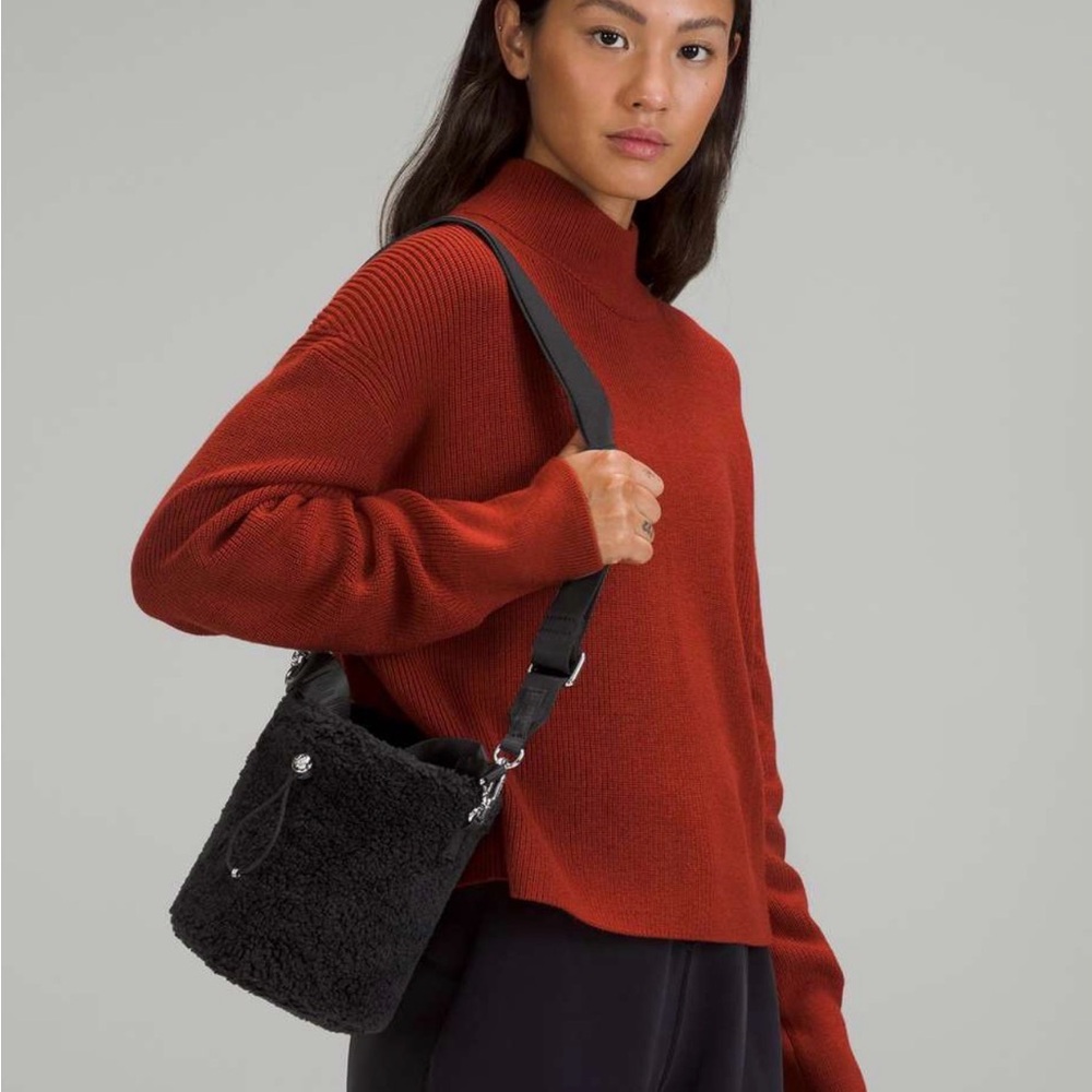 Lululemon Crossbody Fleece Bucket Bag 2.5L - Picture 2 of 8